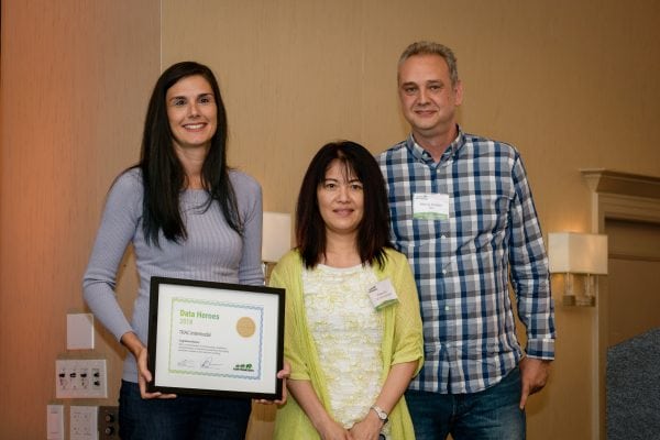 Shauna Davis receives the Datahero awards in behalf of TRAC Intermodal. Source: Hortonworks. 